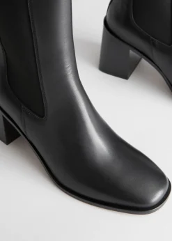 Best & Other Stories Bottines Chelsea à Talons En Cuir Noir