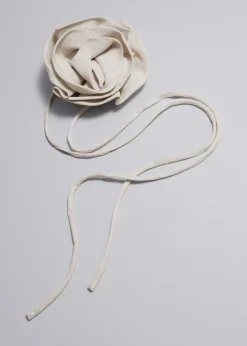 Shop & Other Stories Collier Ras Du Cou à Grande Rose En Lin Beige
