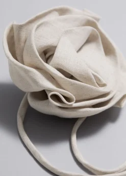 Shop & Other Stories Collier Ras Du Cou à Grande Rose En Lin Beige