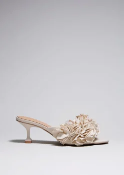 Cheap & Other Stories Mules En Cuir à Motifs Floraux Appliqués Couleur crème