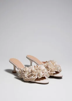Cheap & Other Stories Mules En Cuir à Motifs Floraux Appliqués Couleur crème