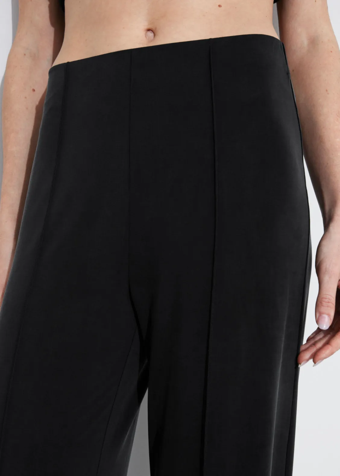 Store & Other Stories Pantalon à Plis En Cupro Noir