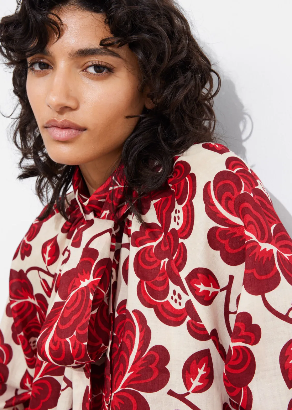 New & Other Stories Robe Courte Avec Lien à L’encolure Motif fleuri rouge