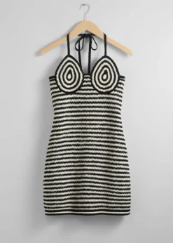 Cheap & Other Stories Robe Courte Crochetée à Dos Nu Noir/Blanc