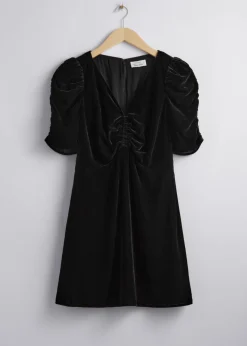 Cheap & Other Stories Robe Courte Froncée En Velours Noir