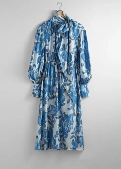 Store & Other Stories Robe Midi Portefeuille Avec Lien à Nouer Au Col Imprimé floral bleu
